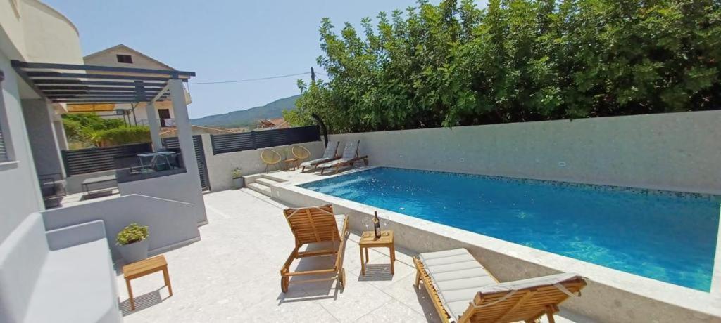 Apartments Belic With Pool Jelsa  Exterior photo